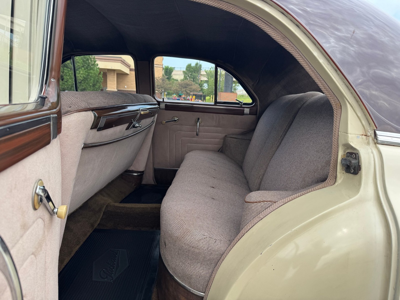 Packard-Deluxe-1948-Sedan-13