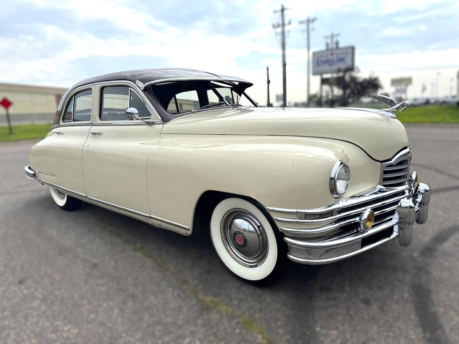 Packard-Deluxe-1948-Sedan