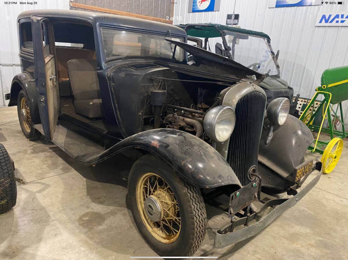 Plymouth-2-door-sedan-1932-black-2
