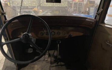 Plymouth-2-door-sedan-1932-black-3