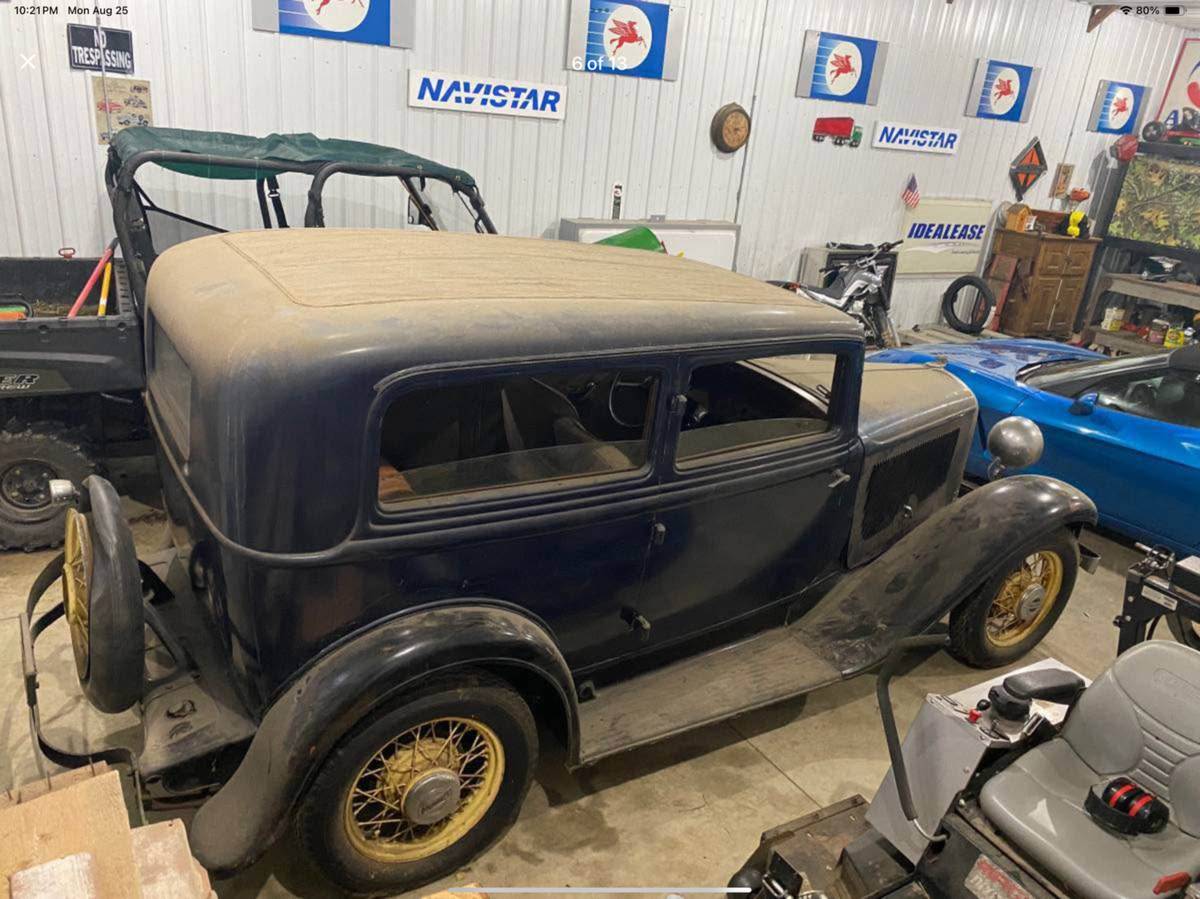 Plymouth-2-door-sedan-1932-black-4