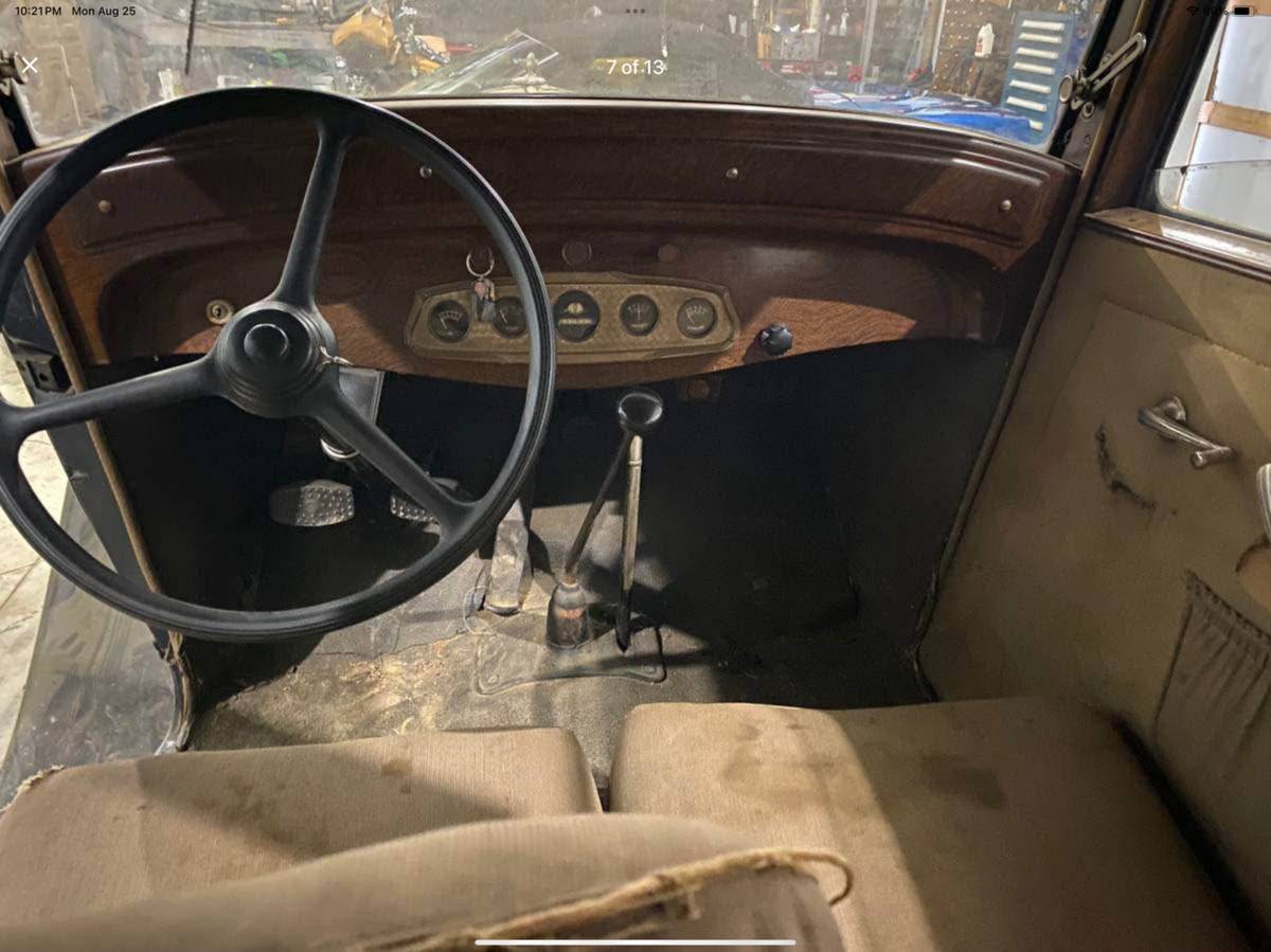 Plymouth-2-door-sedan-1932-black-5