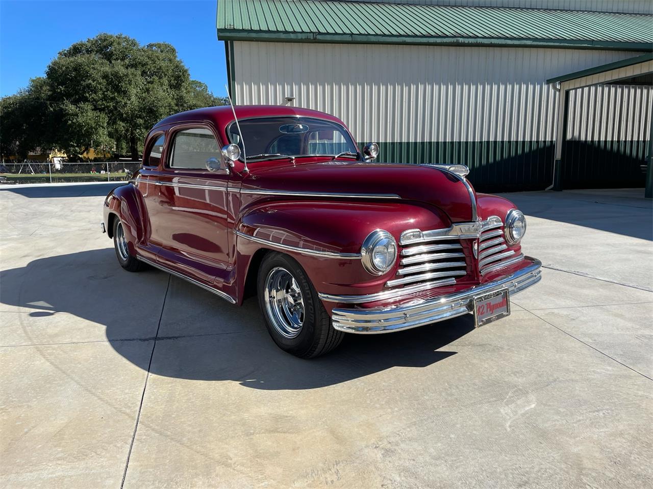 Plymouth-2-dr-coupe-1942-Maroon-Tan-2