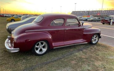 Plymouth-2-dr-coupe-1942-Maroon-Tan-4