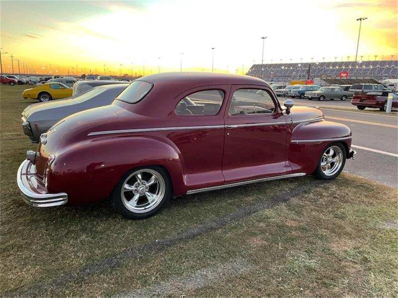 Plymouth-2-dr-coupe-1942-Maroon-Tan-4