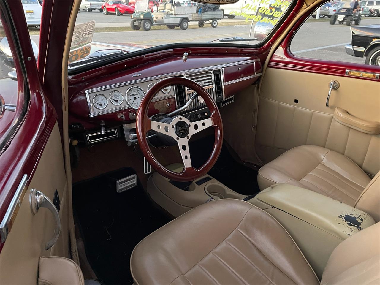 Plymouth-2-dr-coupe-1942-Maroon-Tan-6