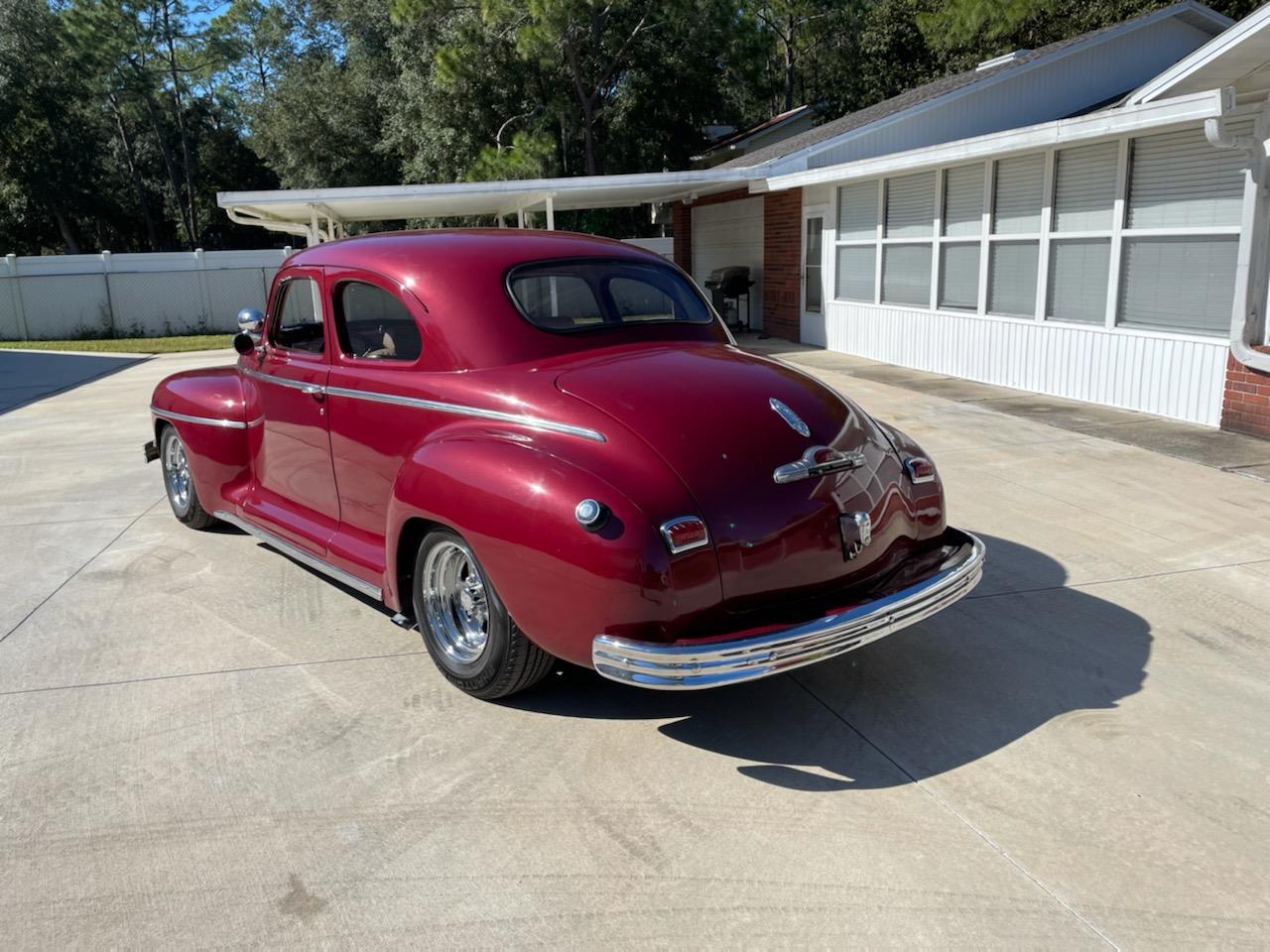 Plymouth-2-dr-coupe-1942-Maroon-Tan-7