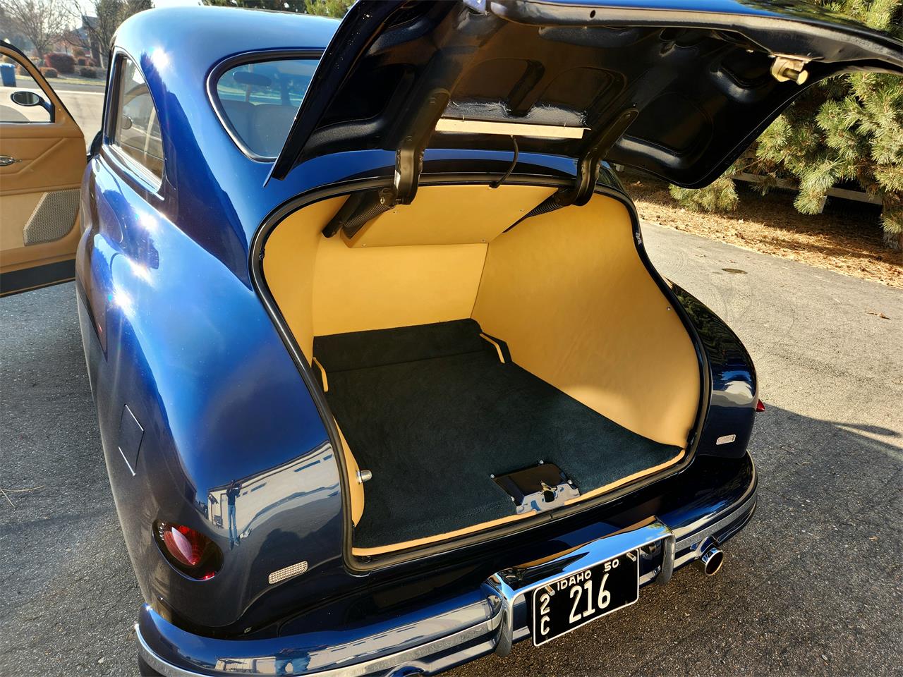 Plymouth-2-dr-sedan-1950-Blue-Tancream-18