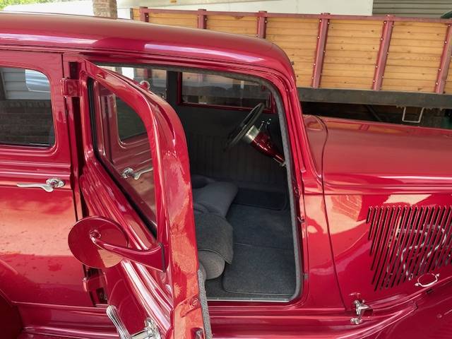 Plymouth-4-door-sedan-1933-custom-3