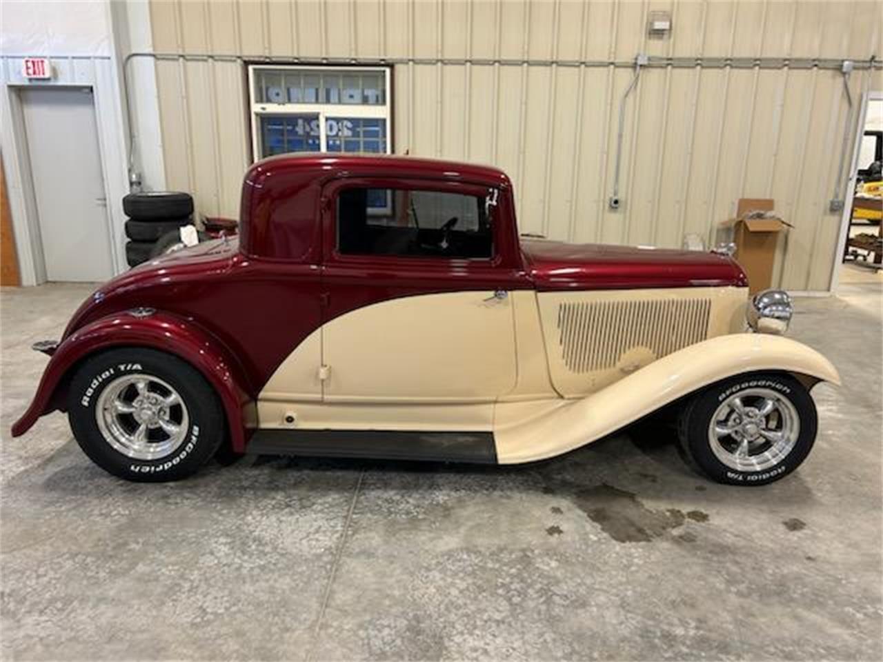 Plymouth-Coupe-1932-BurgundyIvory-BurgundyIvory-2