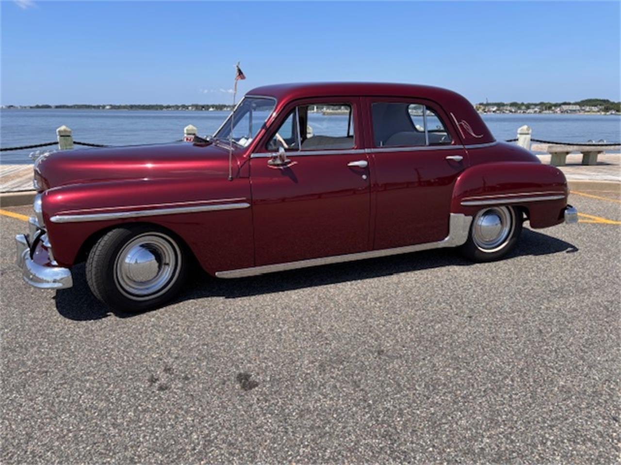 Plymouth-Deluxe-1950-dark-red-off-white