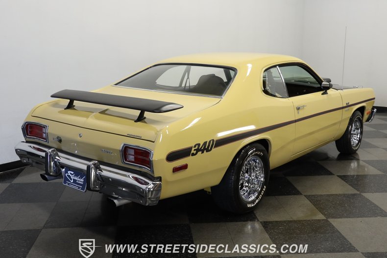 Plymouth-Duster-1975-Golden-Fawn-Gold-10