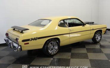 Plymouth-Duster-1975-Golden-Fawn-Gold-11