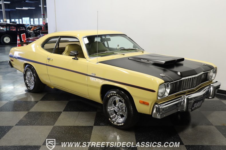 Plymouth-Duster-1975-Golden-Fawn-Gold-13