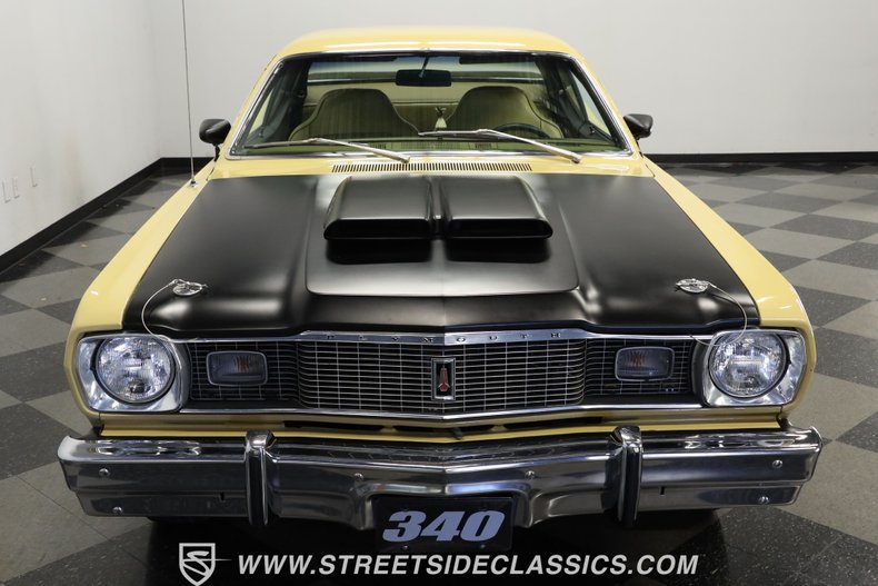 Plymouth-Duster-1975-Golden-Fawn-Gold-15