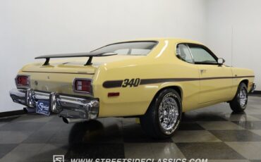 Plymouth-Duster-1975-Golden-Fawn-Gold-2