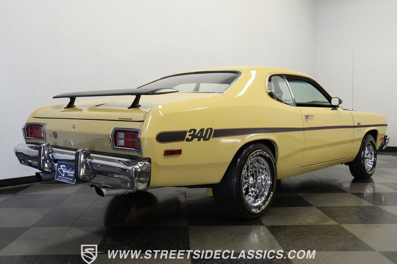Plymouth-Duster-1975-Golden-Fawn-Gold-2