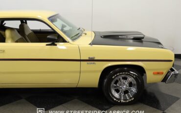 Plymouth-Duster-1975-Golden-Fawn-Gold-25