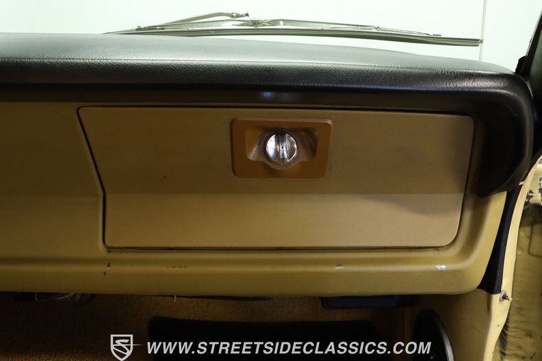 Plymouth-Duster-1975-Golden-Fawn-Gold-43