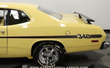 Plymouth-Duster-1975-Golden-Fawn-Gold-46