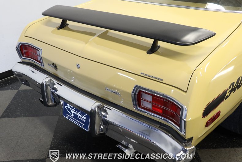 Plymouth-Duster-1975-Golden-Fawn-Gold-47