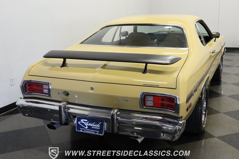 Plymouth-Duster-1975-Golden-Fawn-Gold-9