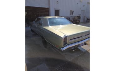 Plymouth-Gtx-1969-Sage-green-gold-Black-white-blue-11