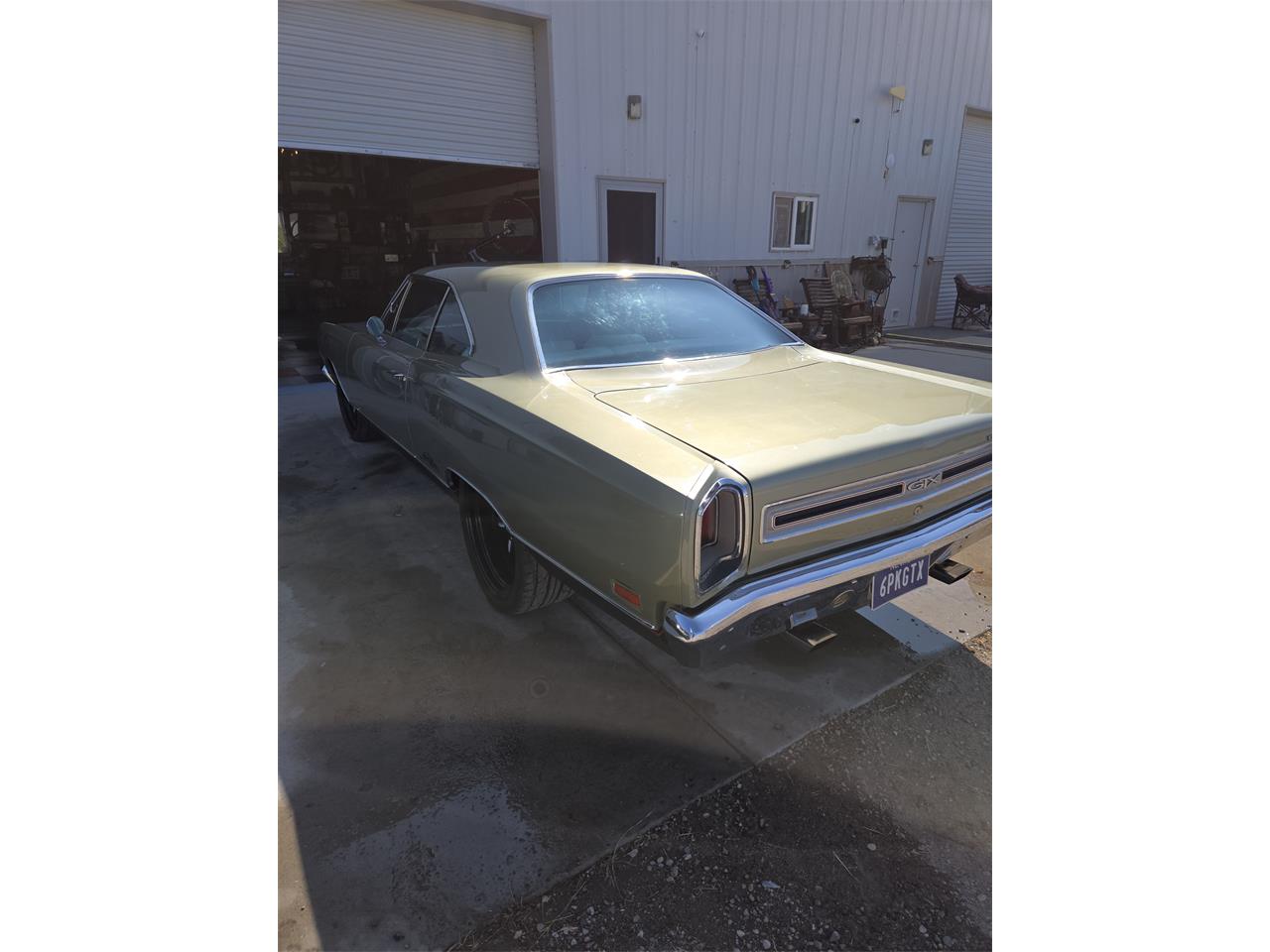 Plymouth-Gtx-1969-Sage-green-gold-Black-white-blue-11