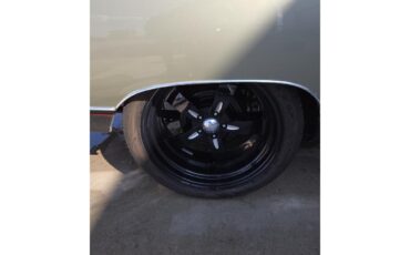 Plymouth-Gtx-1969-Sage-green-gold-Black-white-blue-22
