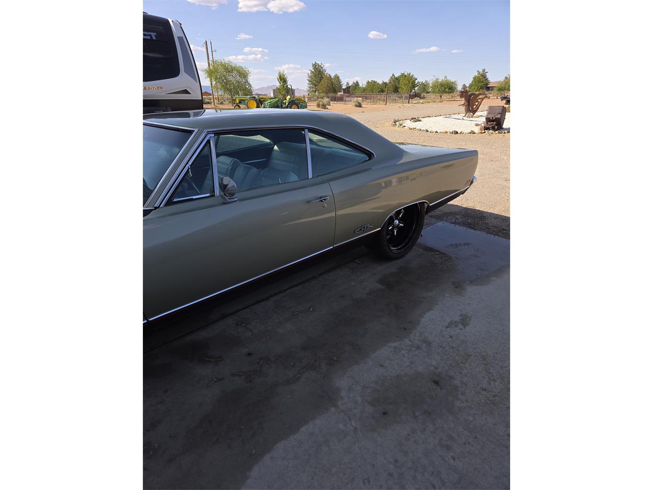 Plymouth-Gtx-1969-Sage-green-gold-Black-white-blue-23