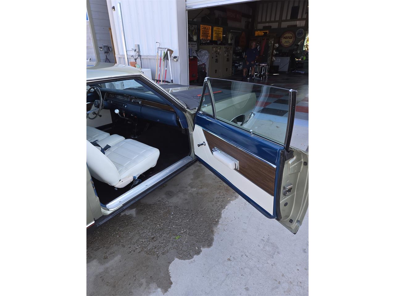 Plymouth-Gtx-1969-Sage-green-gold-Black-white-blue-24
