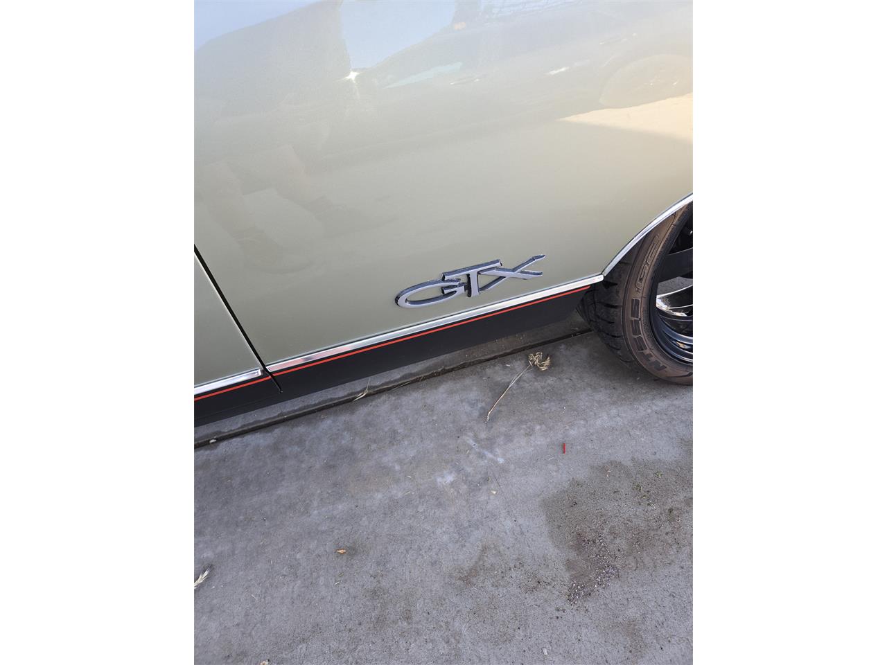 Plymouth-Gtx-1969-Sage-green-gold-Black-white-blue-27