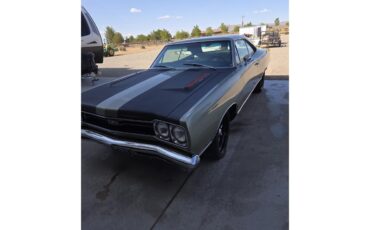 Plymouth-Gtx-1969-Sage-green-gold-Black-white-blue-28