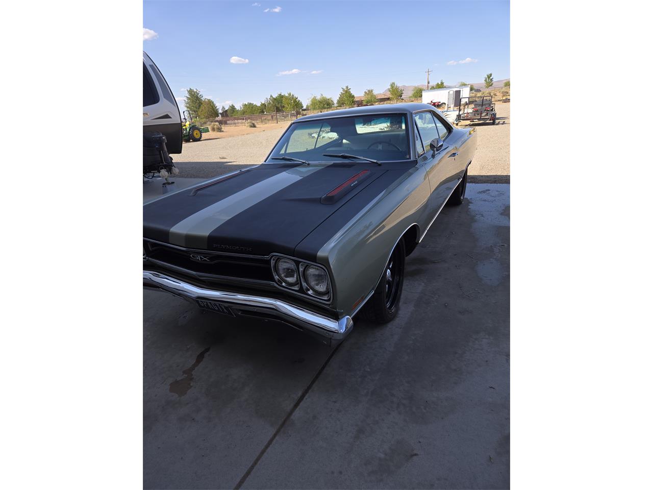 Plymouth-Gtx-1969-Sage-green-gold-Black-white-blue-28
