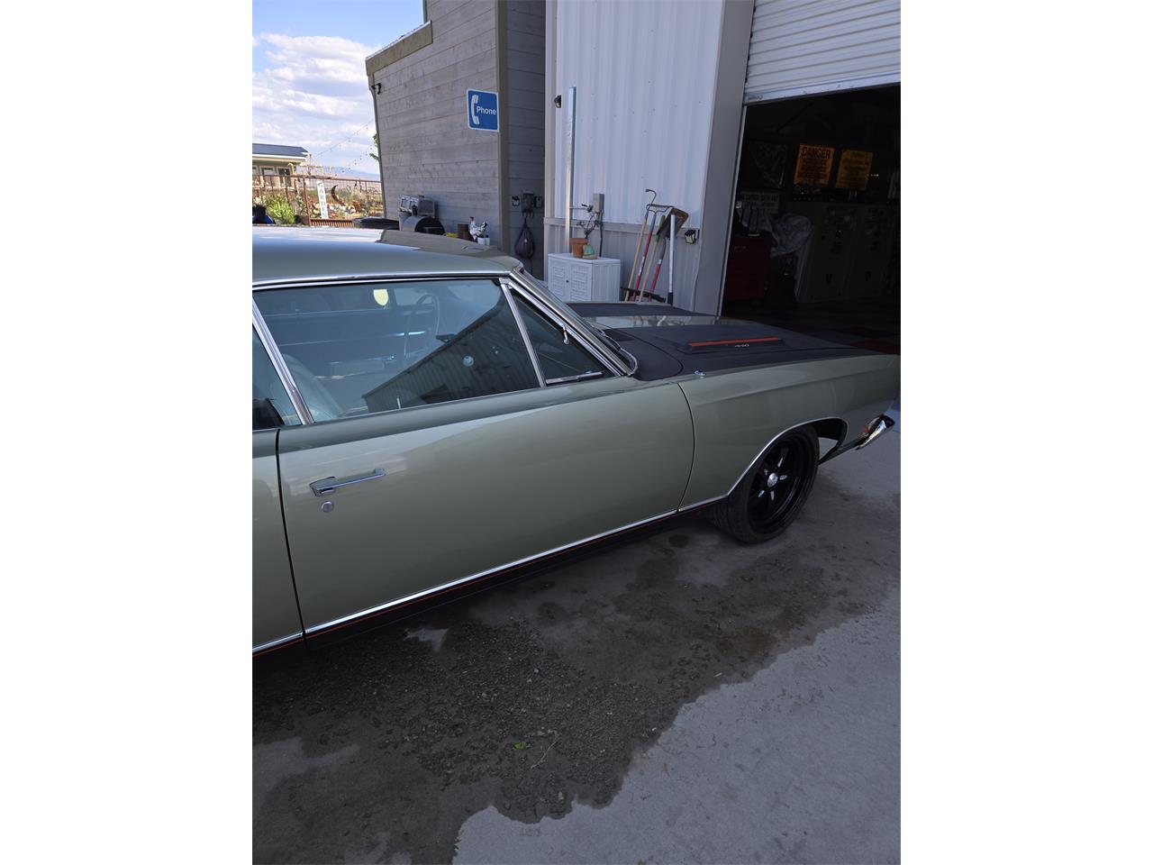 Plymouth-Gtx-1969-Sage-green-gold-Black-white-blue-6