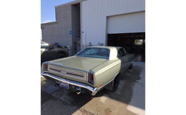 Plymouth-Gtx-1969-Sage-green-gold-Black-white-blue-7