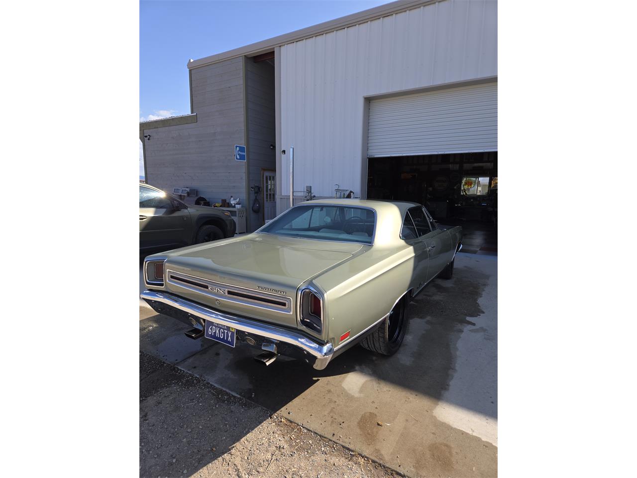 Plymouth-Gtx-1969-Sage-green-gold-Black-white-blue-7