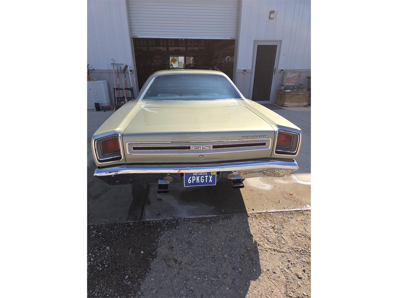 Plymouth-Gtx-1969-Sage-green-gold-Black-white-blue-9