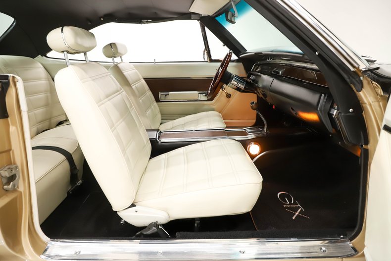 Plymouth-Gtx-1969-Spanish-Gold-White-34