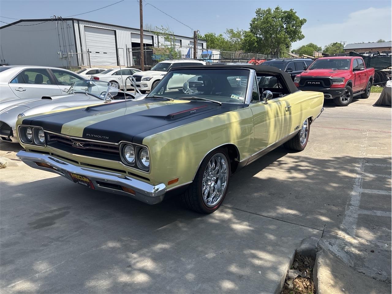 Plymouth-Gtx-1969-Yellow-Black-12