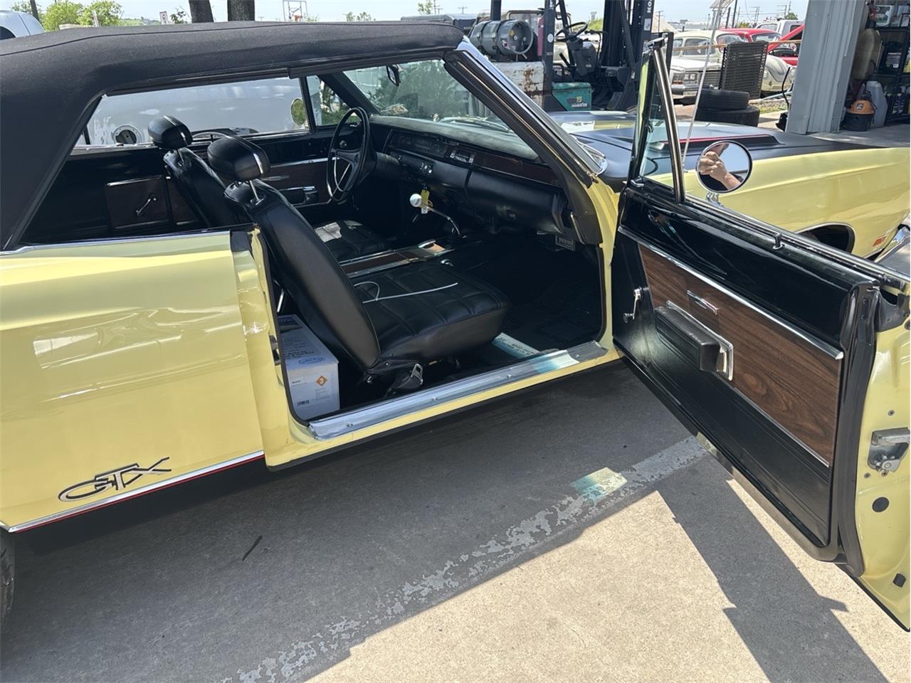 Plymouth-Gtx-1969-Yellow-Black-3