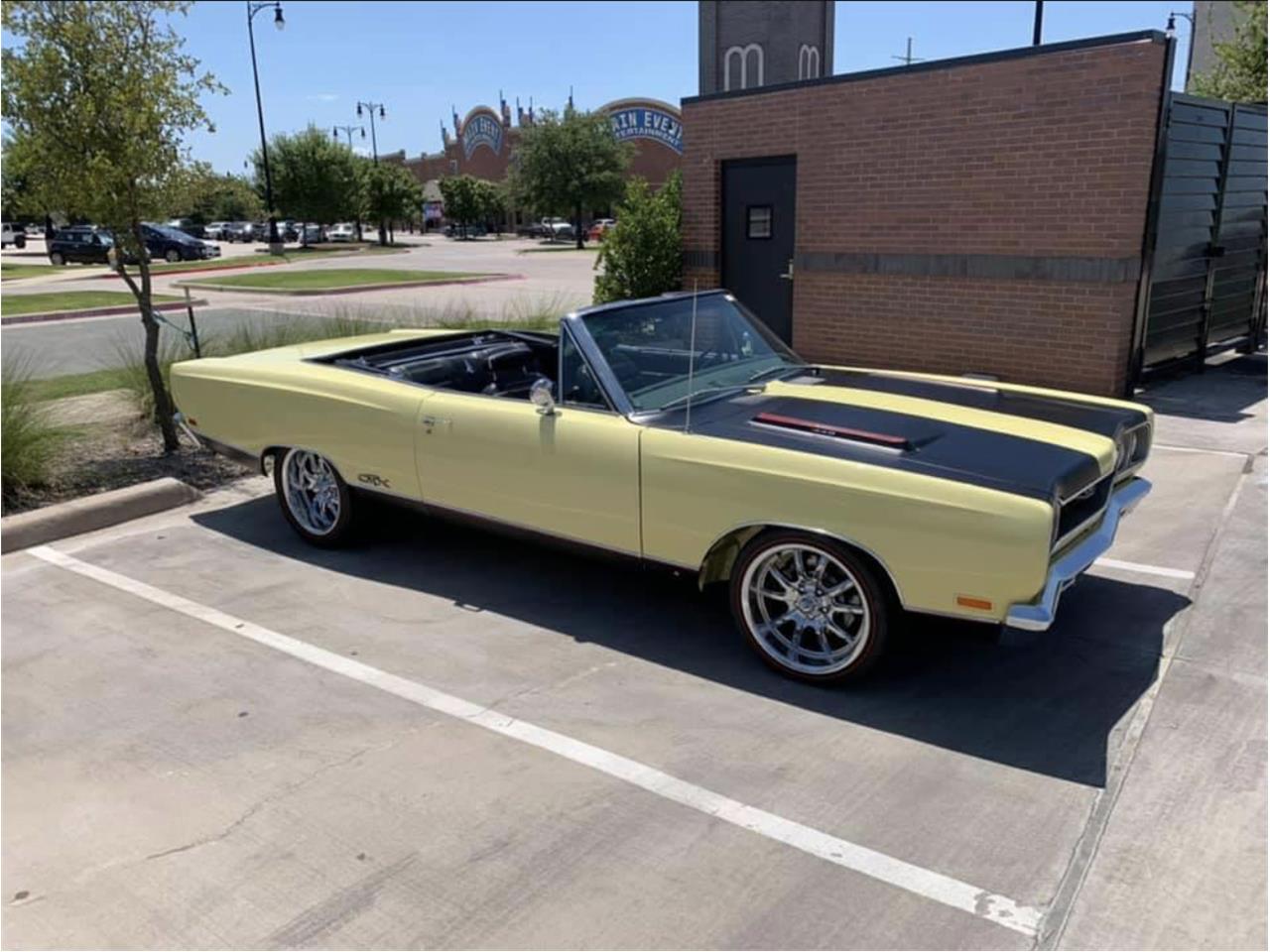 Plymouth-Gtx-1969-Yellow-Black-4