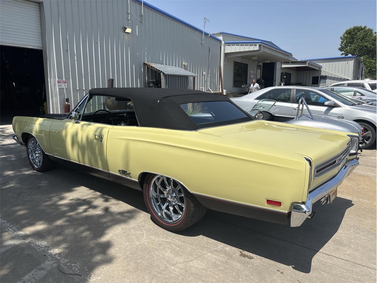Plymouth-Gtx-1969-Yellow-Black-9