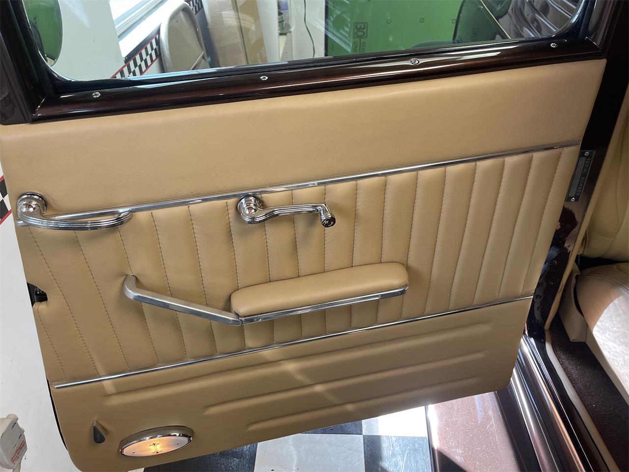 Plymouth-Pd-deluxe-1933-Root-Beer-Metallic-Tan-16