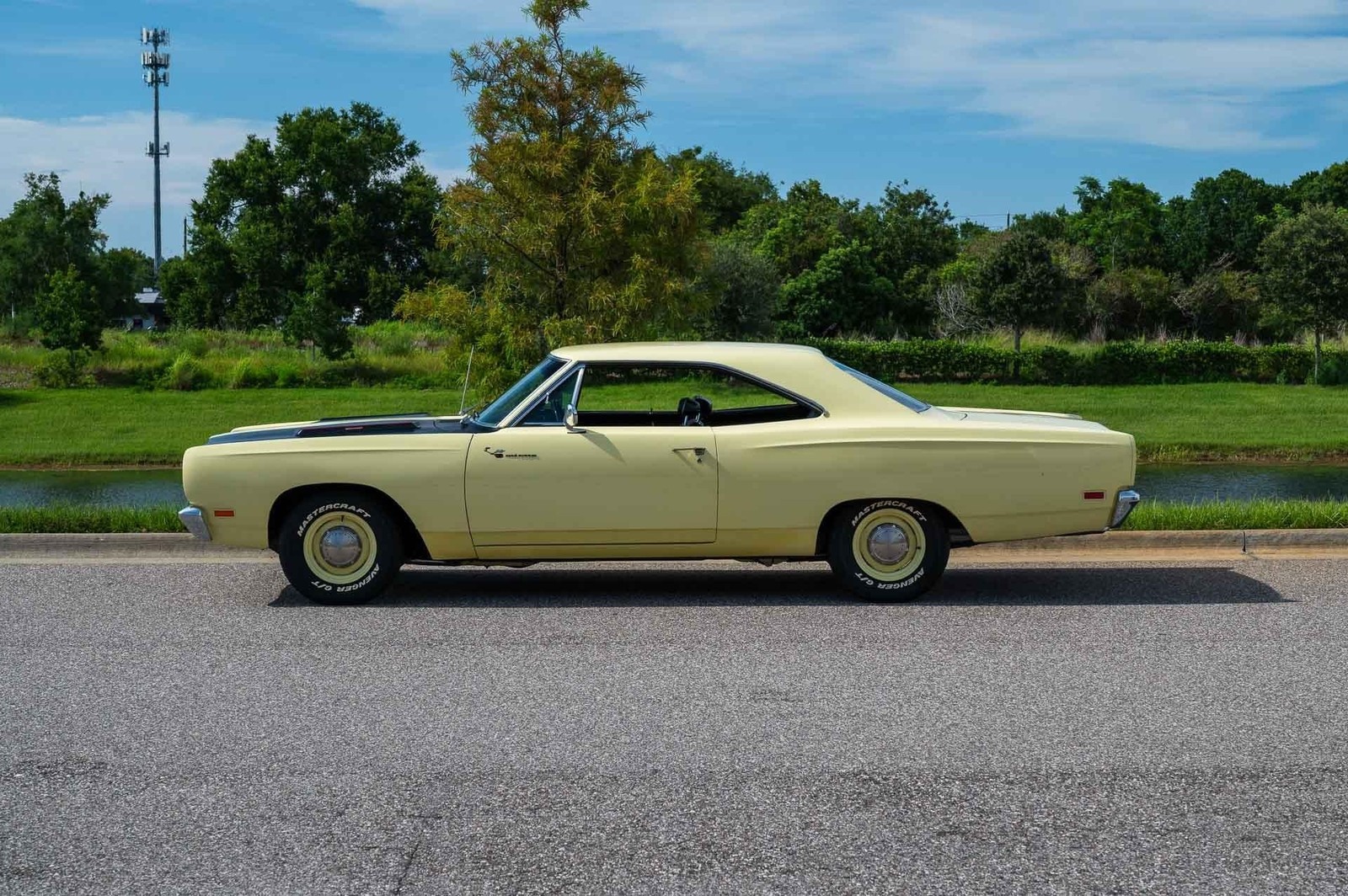 Plymouth-Road-Runner-1969-2-Door-1