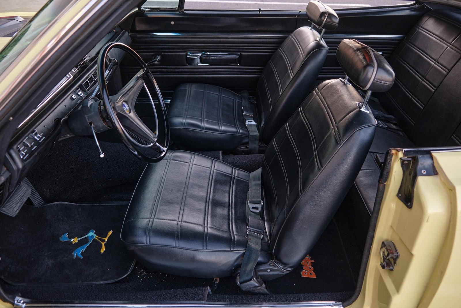 Plymouth-Road-Runner-1969-2-Door-10