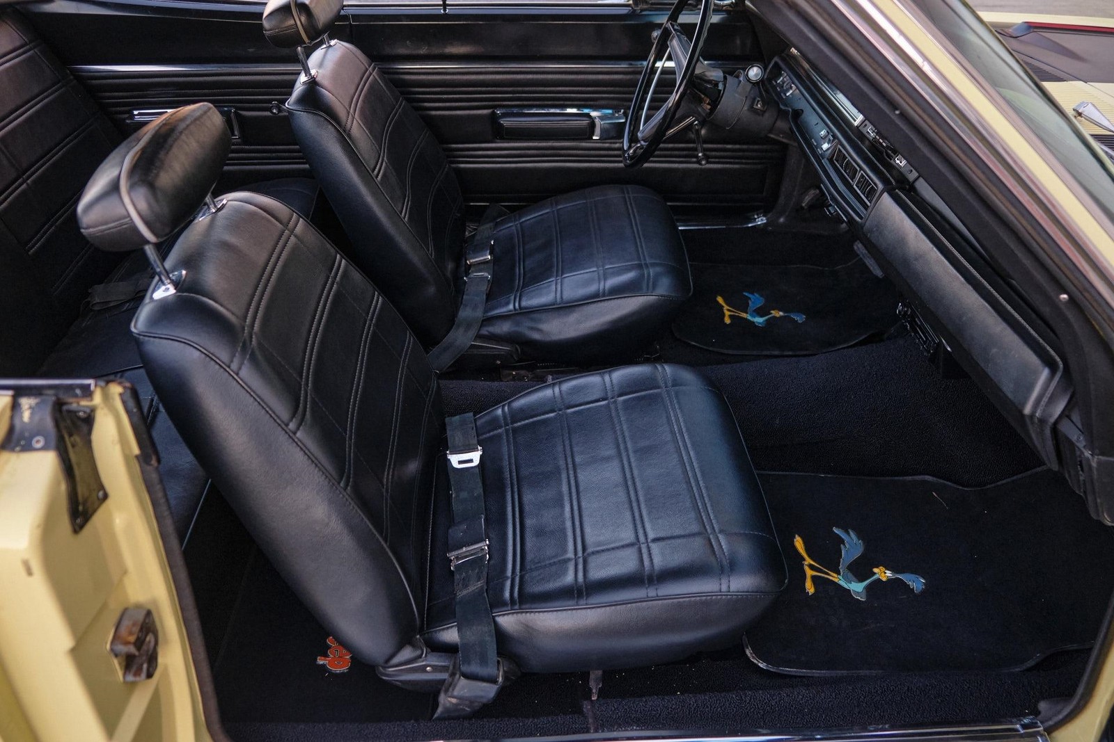 Plymouth-Road-Runner-1969-2-Door-13