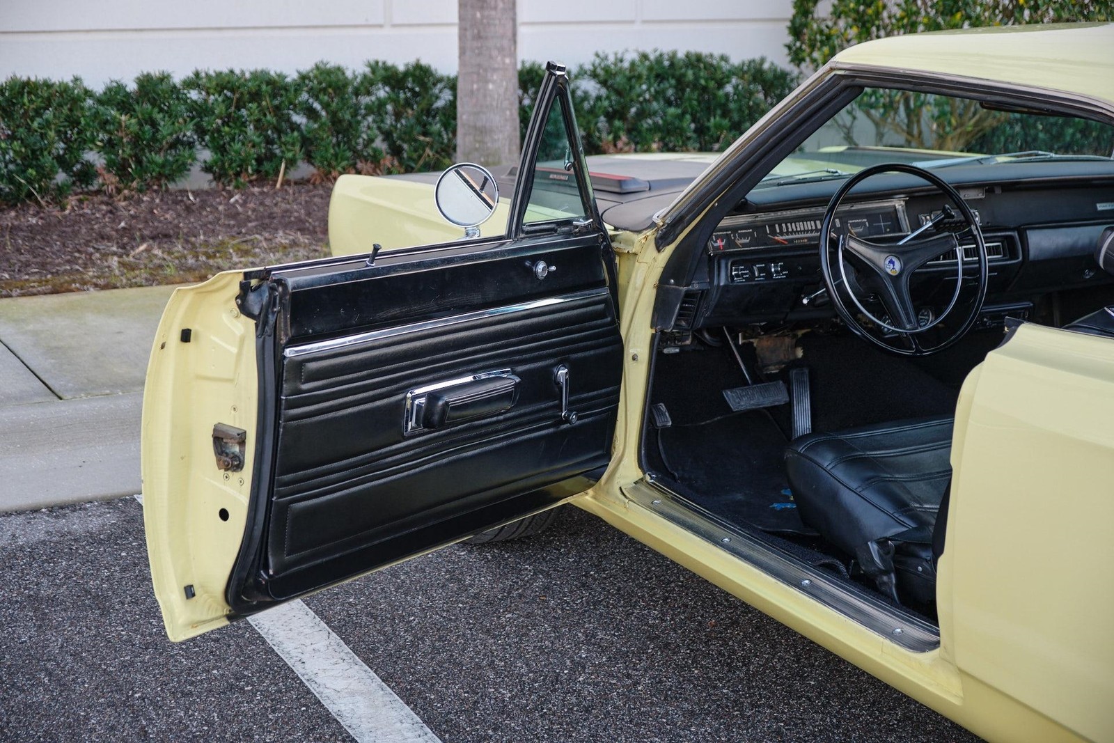 Plymouth-Road-Runner-1969-2-Door-24