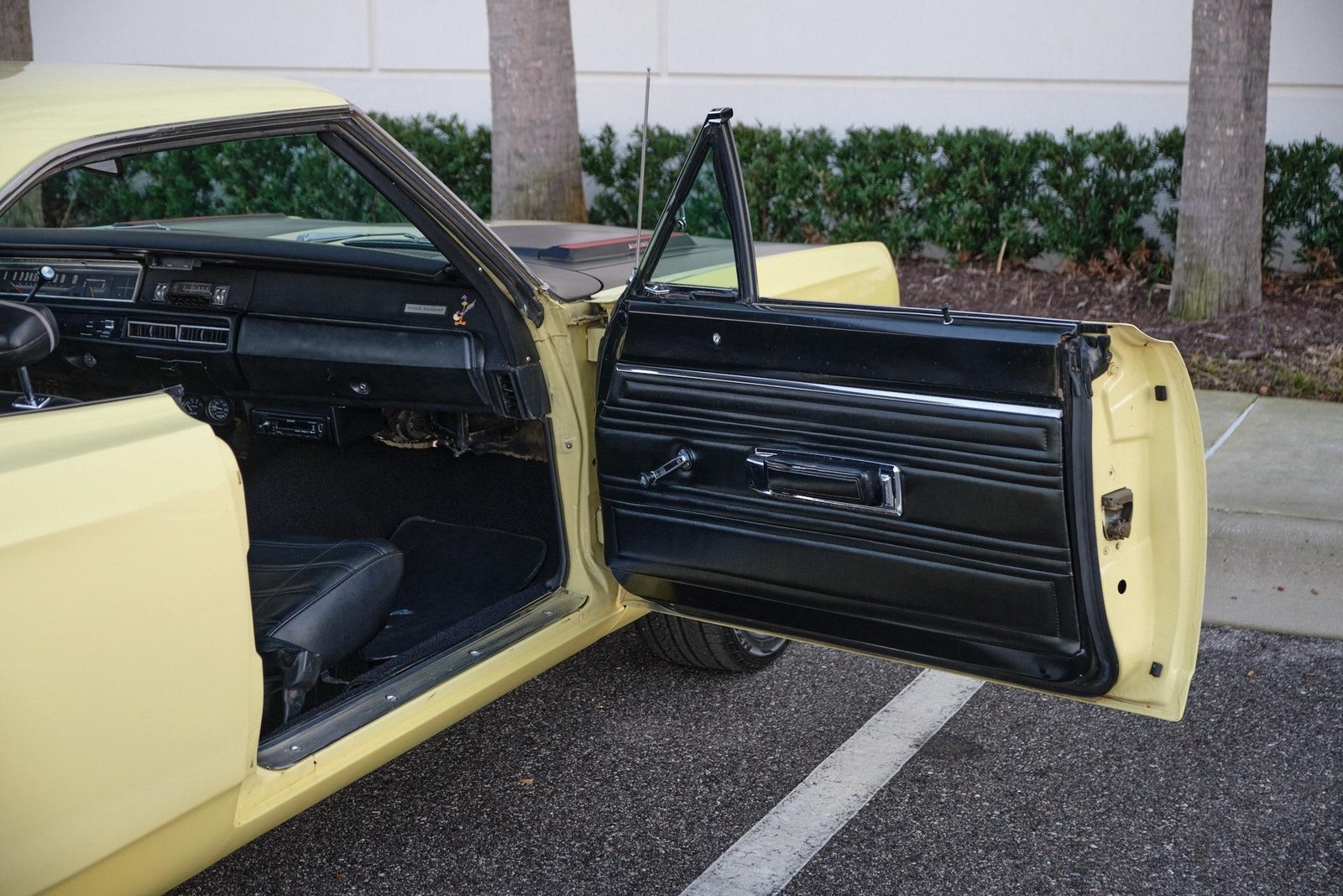 Plymouth-Road-Runner-1969-2-Door-28