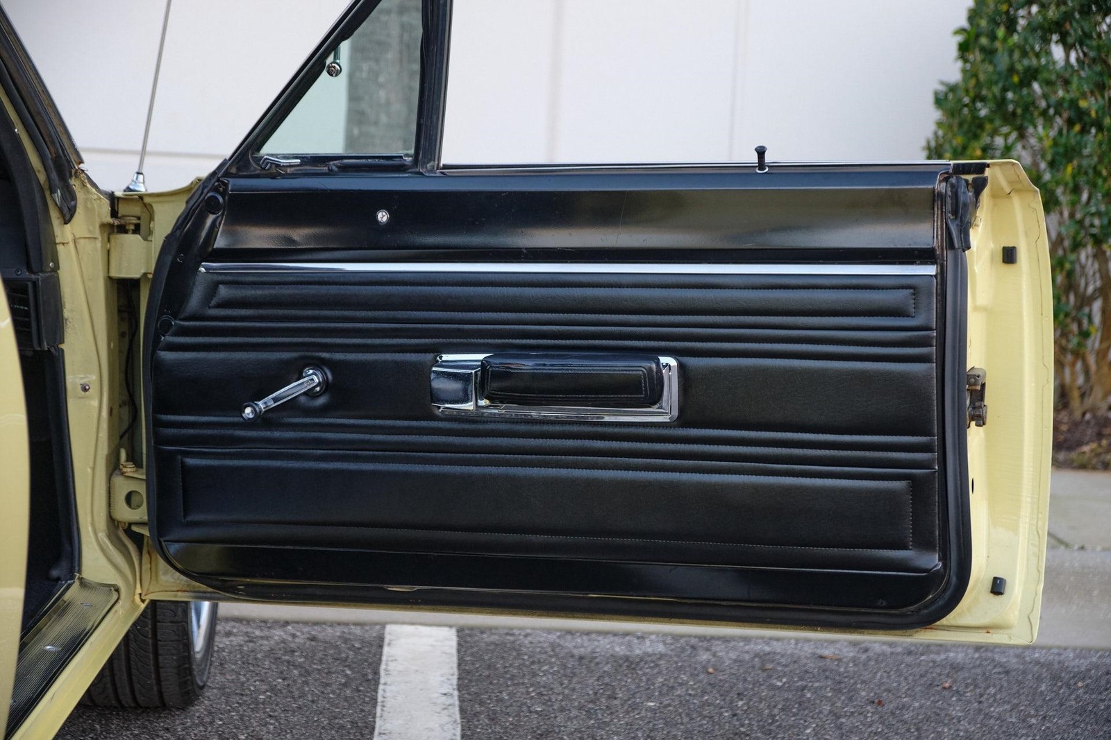 Plymouth-Road-Runner-1969-2-Door-29
